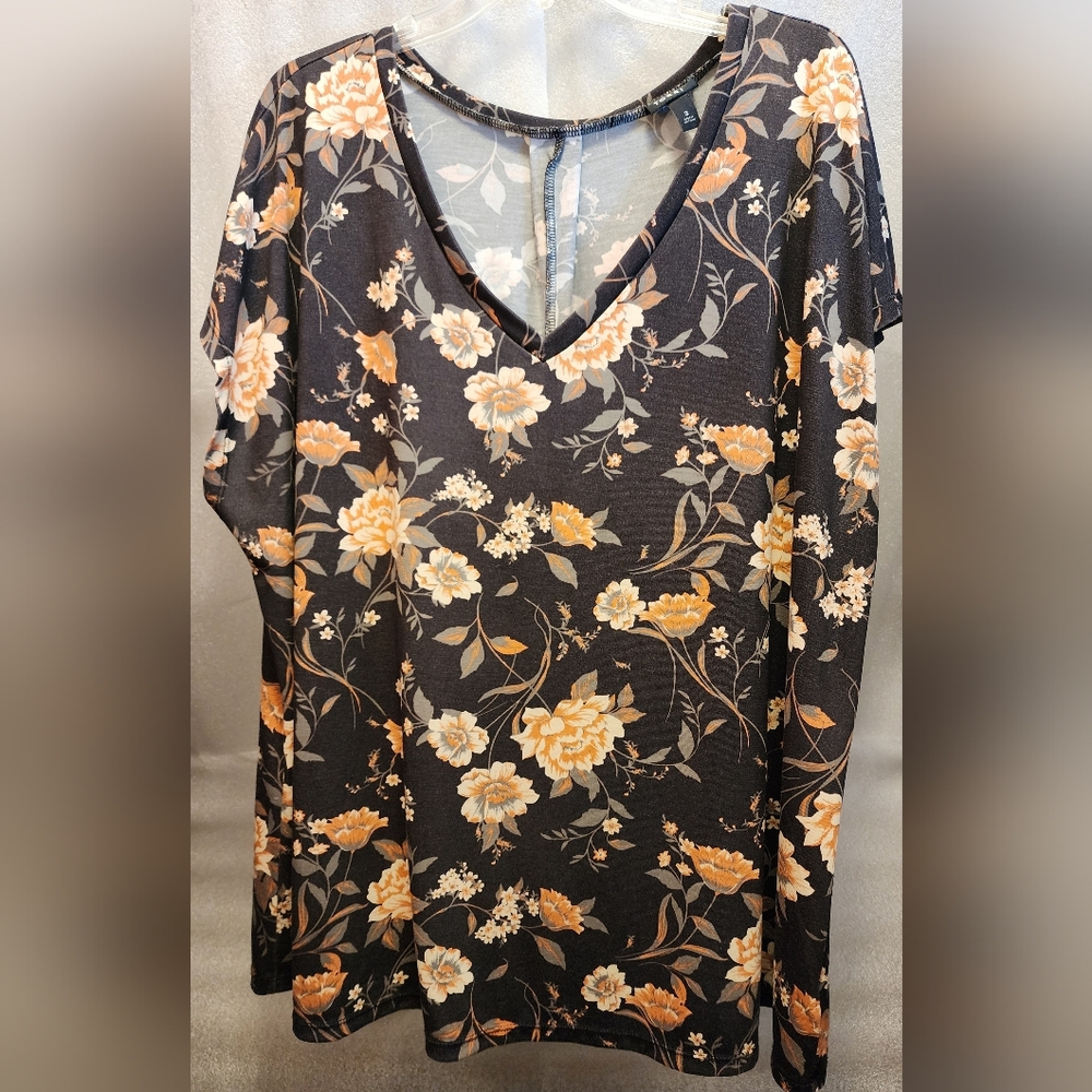 Torrid Floral V-Neck Top - Super Soft • Black Background w/ Flowers • Size 3
